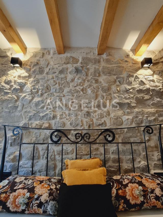 Kaštela - renovirana kamena kuća u centru mjesta, 90 m2