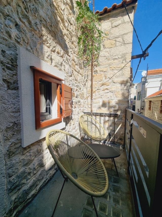 Kaštela - renovirana kamena kuća u centru mjesta, 90 m2
