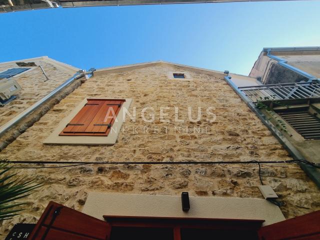 Kaštela - renovirana kamena kuća u centru mjesta, 90 m2