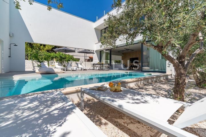 Brač - Luksuzna moderna vila s bazenom, saunom i pogledom na more, 366 m2