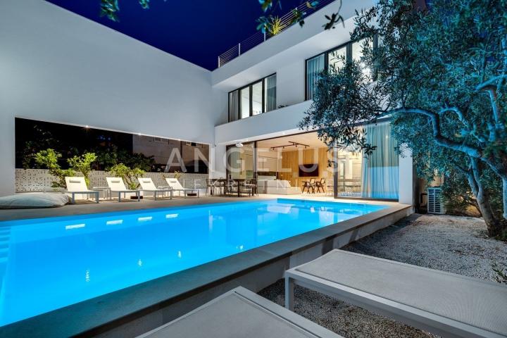 Brač - Luksuzna moderna vila s bazenom, saunom i pogledom na more, 366 m2