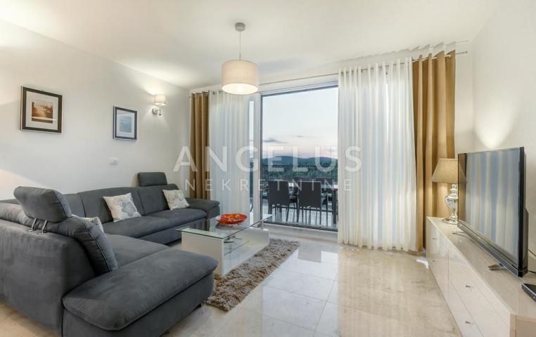 Brac, Milna – Wohnung mit Meerblick, Pool und Parkplatz, ZU VERKAUFEN