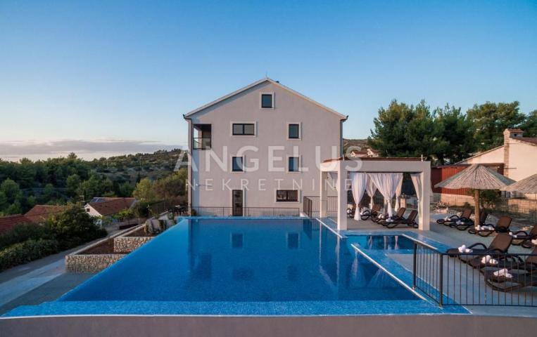 Brac, Milna – Wohnung mit Meerblick, Pool und Parkplatz, ZU VERKAUFEN