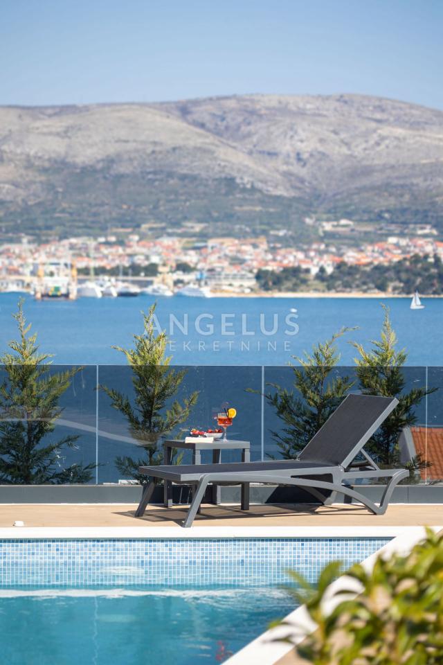Kroatien, Trogir, Čiovo – moderne Reihenvilla, mit Swimmingpool und wunderschönem Meerblick, 282 m2