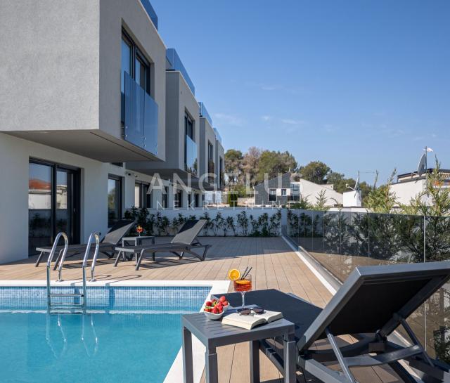Kroatien, Trogir, Čiovo – moderne Reihenvilla, mit Swimmingpool und wunderschönem Meerblick, 282 m2