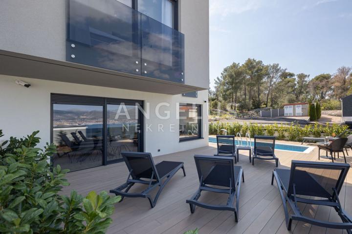 Kroatien, Trogir, Čiovo – moderne Reihenvilla, mit Swimmingpool und wunderschönem Meerblick, 282 m2