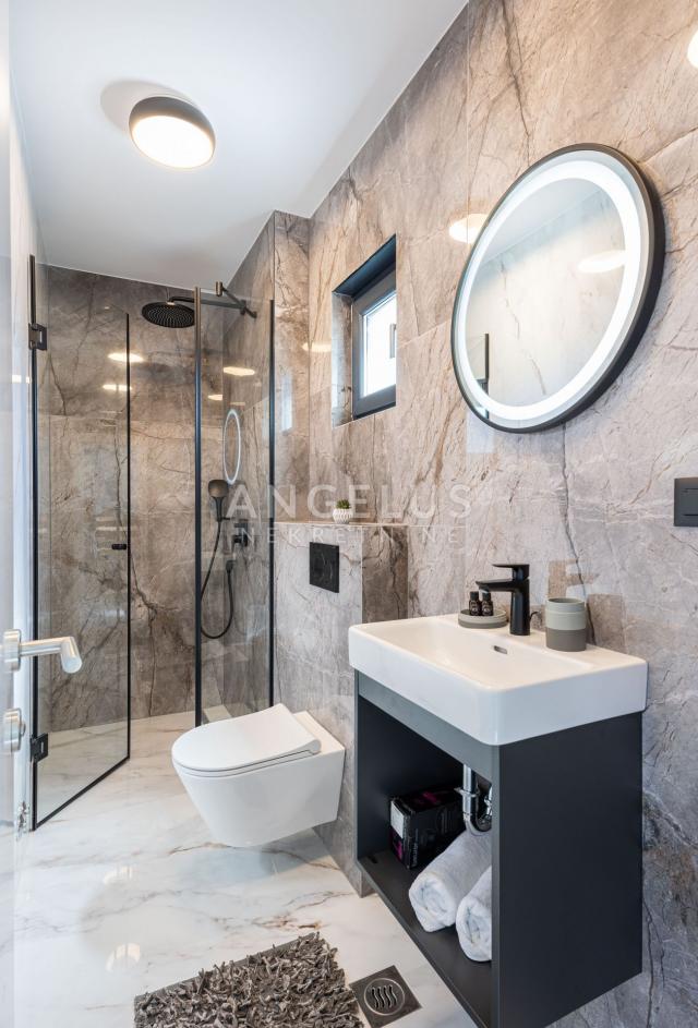 Kroatien, Trogir, Čiovo – moderne Reihenvilla, mit Swimmingpool und wunderschönem Meerblick, 282 m2