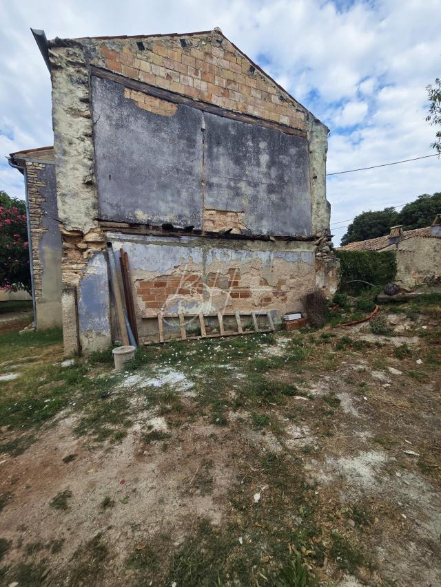 Valtura - kuća za adaptaciju s okućnicom 250 m2
