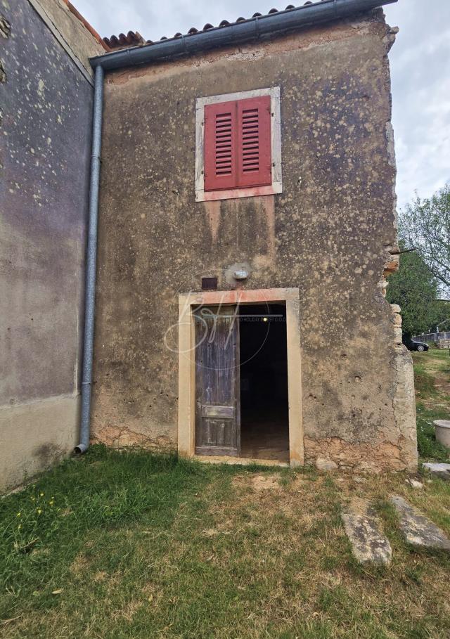 Valtura - kuća za adaptaciju s okućnicom 250 m2