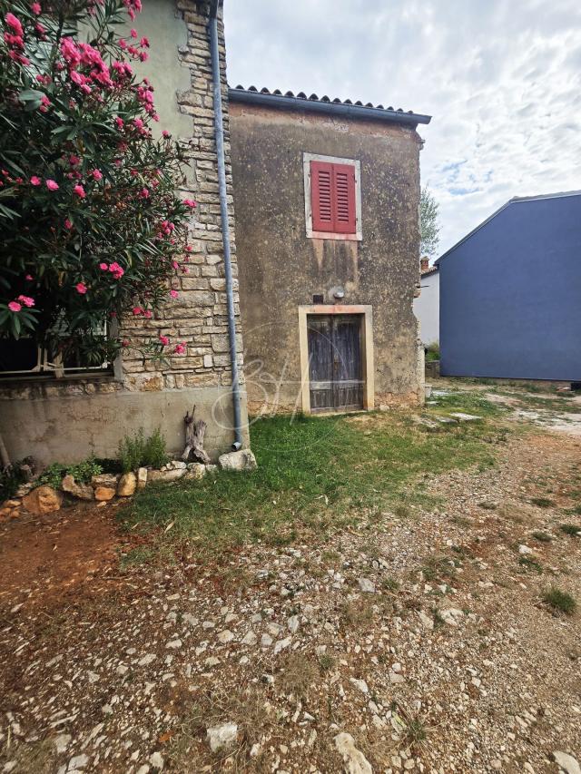Valtura - kuća za adaptaciju s okućnicom 250 m2