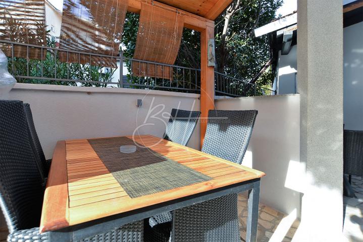 Pomer - kuća s tri stambene jedinice - 350 m od mora
