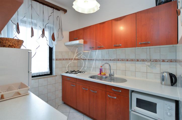 Pomer - kuća s tri stambene jedinice - 350 m od mora