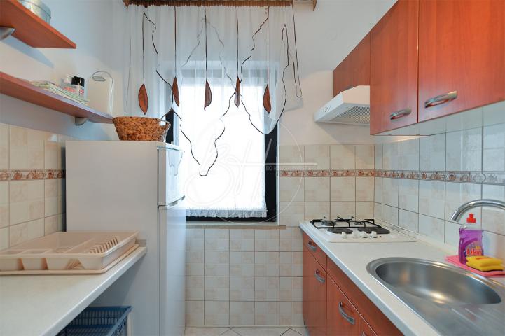 Pomer - kuća s tri stambene jedinice - 350 m od mora