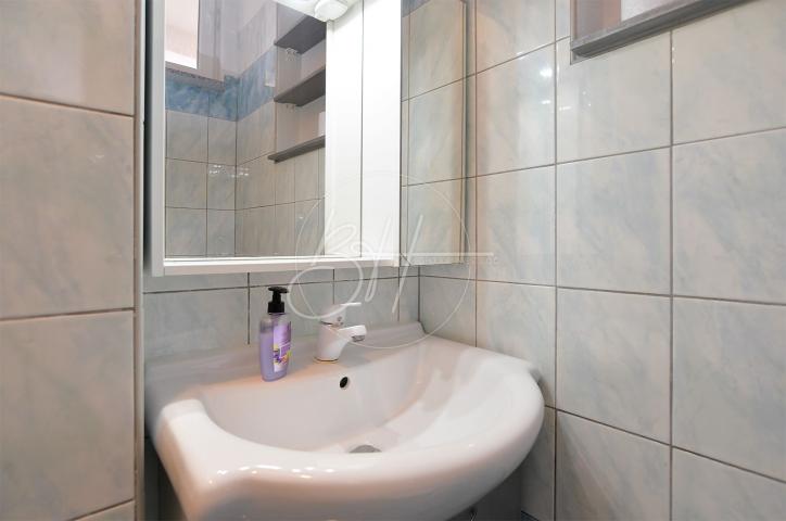 Pomer - kuća s tri stambene jedinice - 350 m od mora