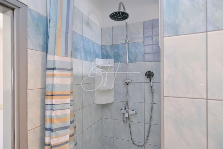 Pomer - kuća s tri stambene jedinice - 350 m od mora
