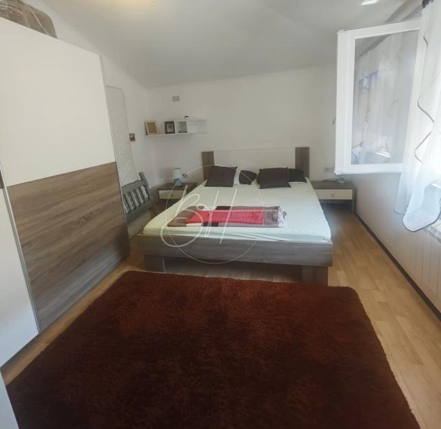 Pomer - kuća s tri stambene jedinice - 350 m od mora