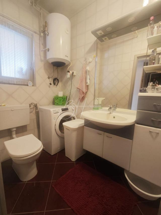 Pomer - kuća s tri stambene jedinice - 350 m od mora