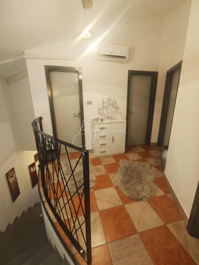 Pomer - kuća s tri stambene jedinice - 350 m od mora