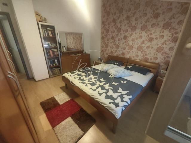 Pomer - kuća s tri stambene jedinice - 350 m od mora