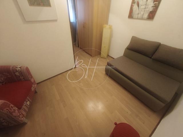 Pomer - kuća s tri stambene jedinice - 350 m od mora