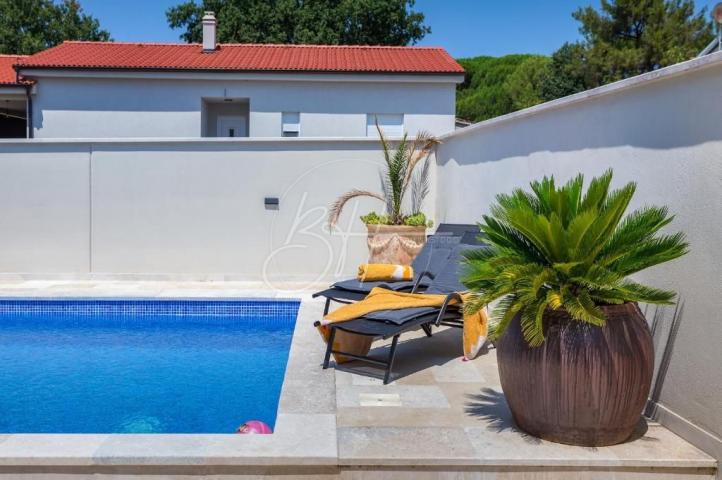 Moderna vila s bazenom u Pomeru