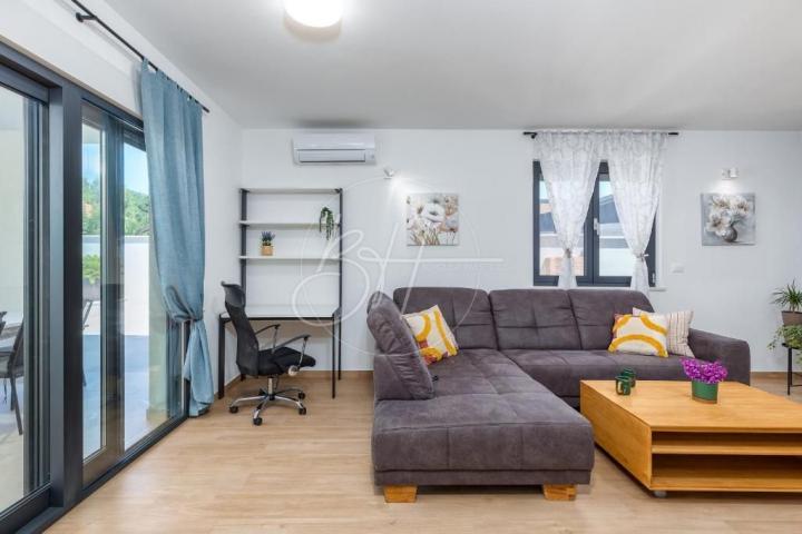 Moderna vila s bazenom u Pomeru