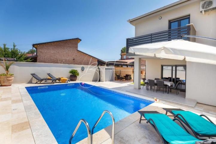 Moderna vila s bazenom u Pomeru