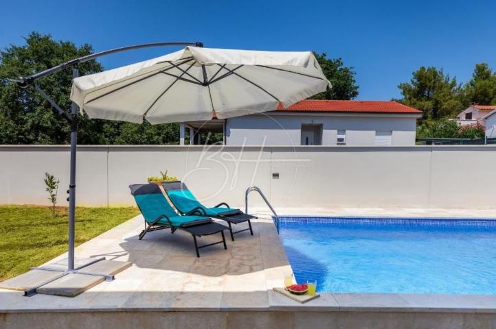 Moderna vila s bazenom u Pomeru
