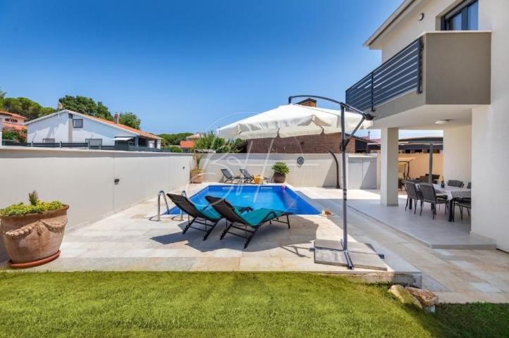 Moderna vila s bazenom u Pomeru