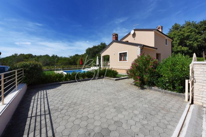 Detached house with a swimming pool near Kringe
