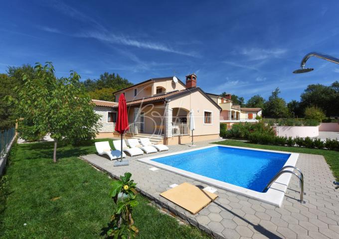 Detached house with a swimming pool near Kringe