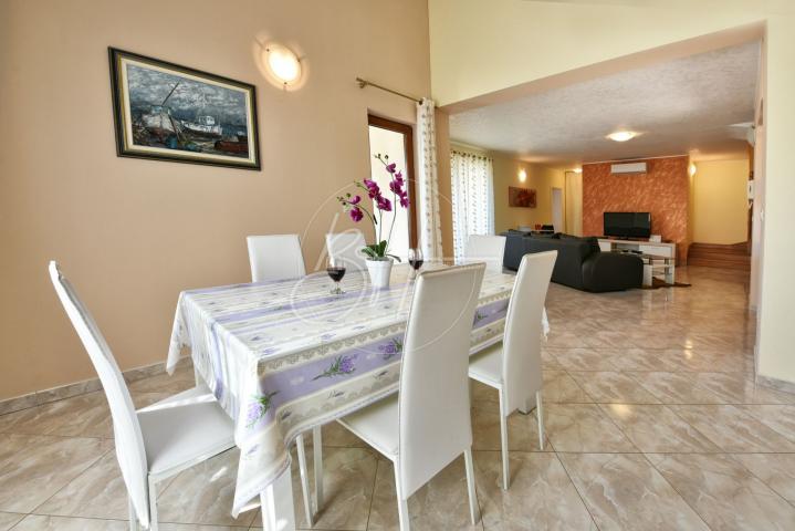 Detached house with a swimming pool near Kringe