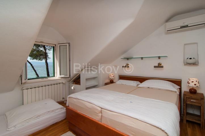 Prodaja, prekrasna kuća, Mirca, otok Brač, prvi red uz more