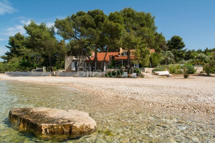 Prodaja, prekrasna kuća, Mirca, otok Brač, prvi red uz more