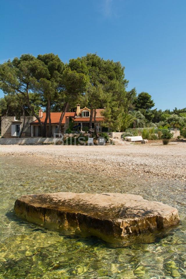 Prodaja, prekrasna kuća, Mirca, otok Brač, prvi red uz more