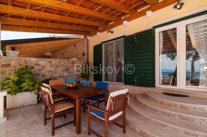 Prodaja, prekrasna kuća, Mirca, otok Brač, prvi red uz more