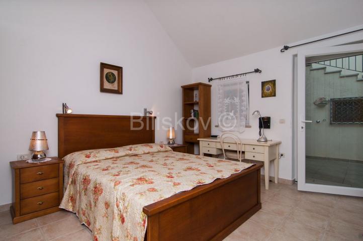 Prodaja, prekrasna kuća, Mirca, otok Brač