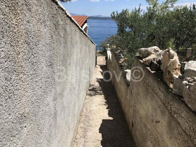 Šolta, samostojeća kuća 2. red od mora, parcela 1656 m2
