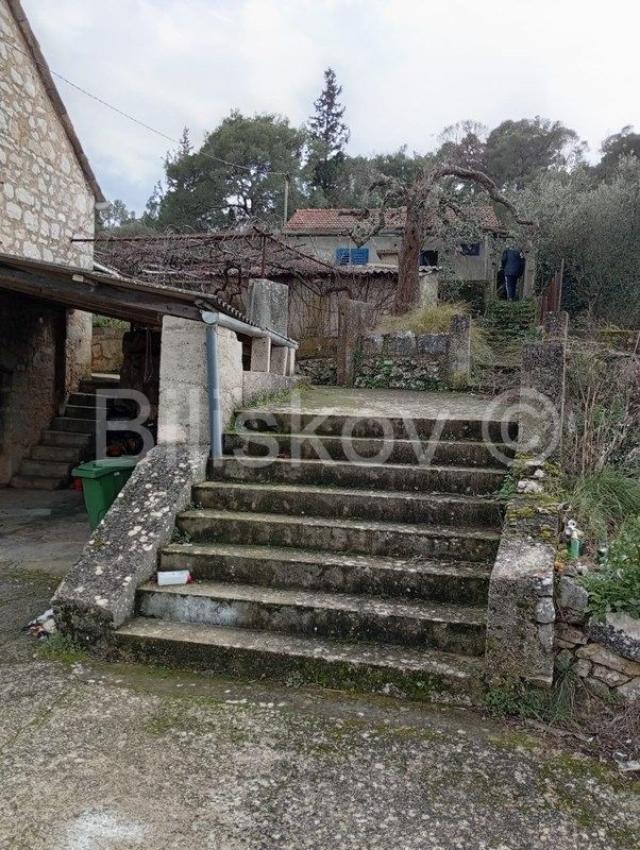 Kamena kuća s 5 manjih objekta u Dolu, Hvar, prodaja