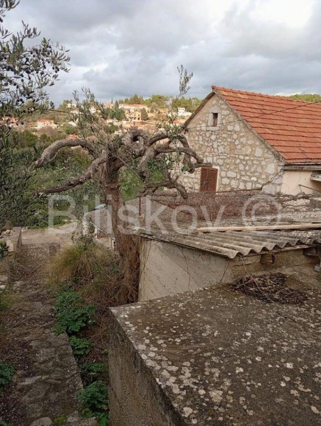 Kamena kuća s 5 manjih objekta u Dolu, Hvar, prodaja