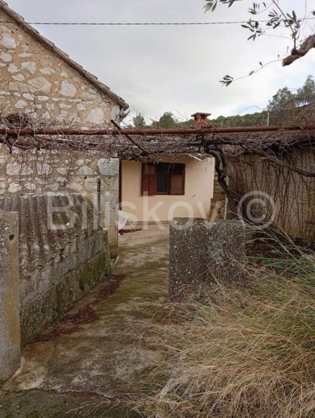 Kamena kuća s 5 manjih objekta u Dolu, Hvar, prodaja