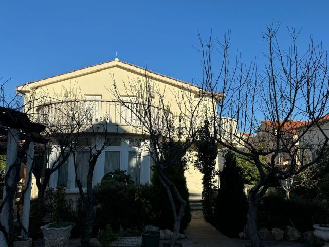 Prodaja, Vodice, prekrasna kuća s velikom okućnicom, garaža