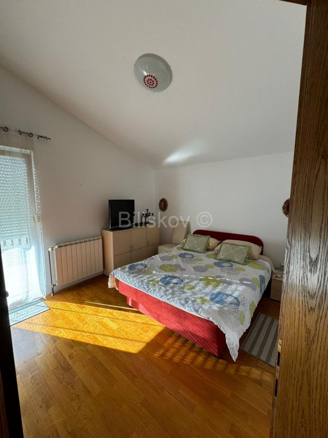 Prodaja, Vodice, prekrasna kuća s velikom okućnicom, garaža