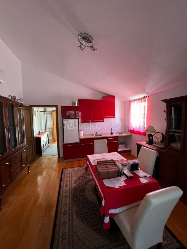 Prodaja, Vodice, prekrasna kuća s velikom okućnicom, garaža