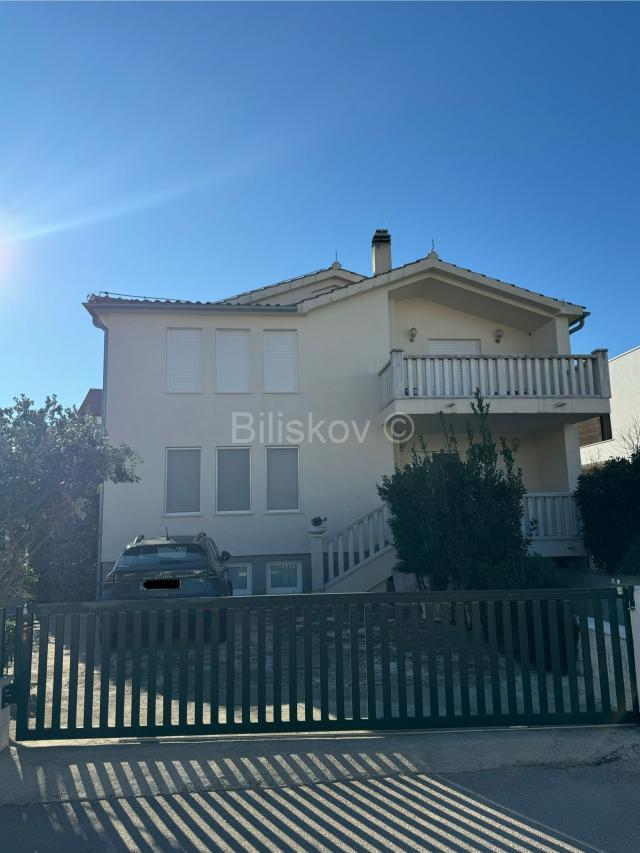 Prodaja, Vodice, prekrasna kuća s velikom okućnicom, garaža