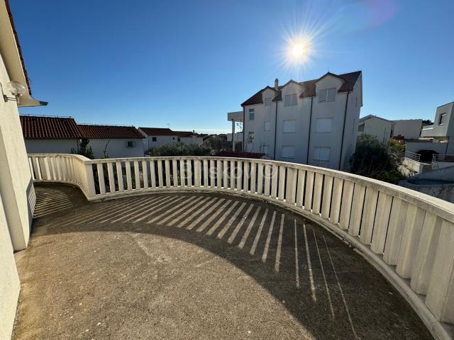 Prodaja, Vodice, prekrasna kuća s velikom okućnicom, garaža