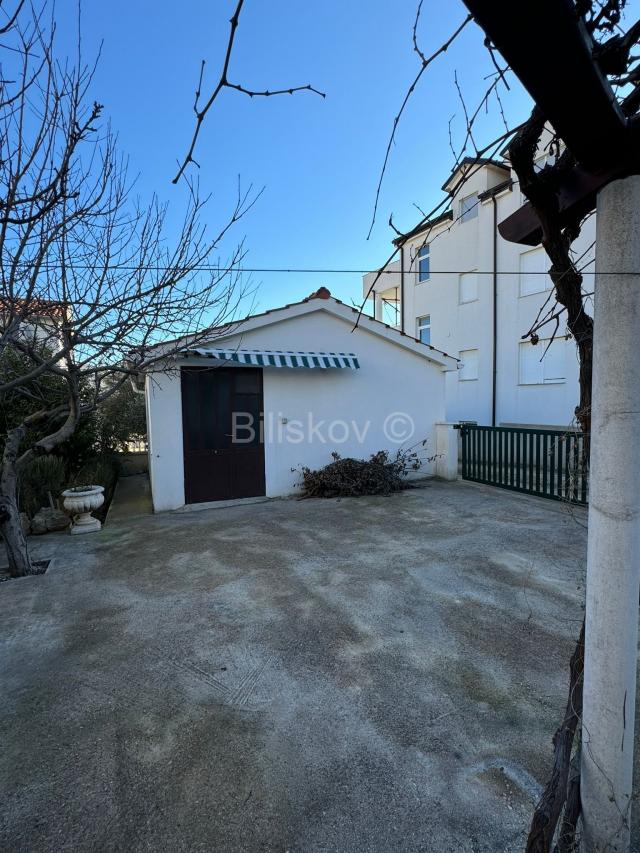 Prodaja, Vodice, prekrasna kuća s velikom okućnicom, garaža