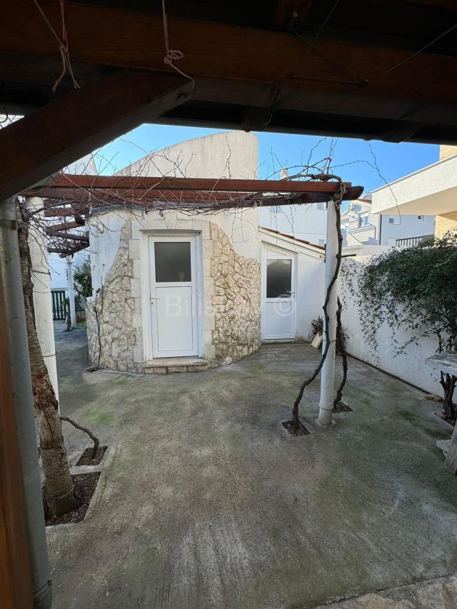 Prodaja, Vodice, prekrasna kuća s velikom okućnicom, garaža