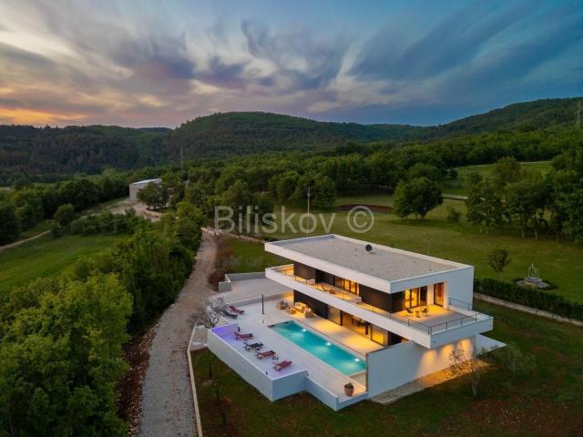 Prodaja, Grožnjan, Luksuzna dizajnerska vila s bazenom, parking 