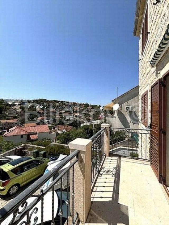 Brač, Splitska 3soban stan 91 m2, parking12 m2